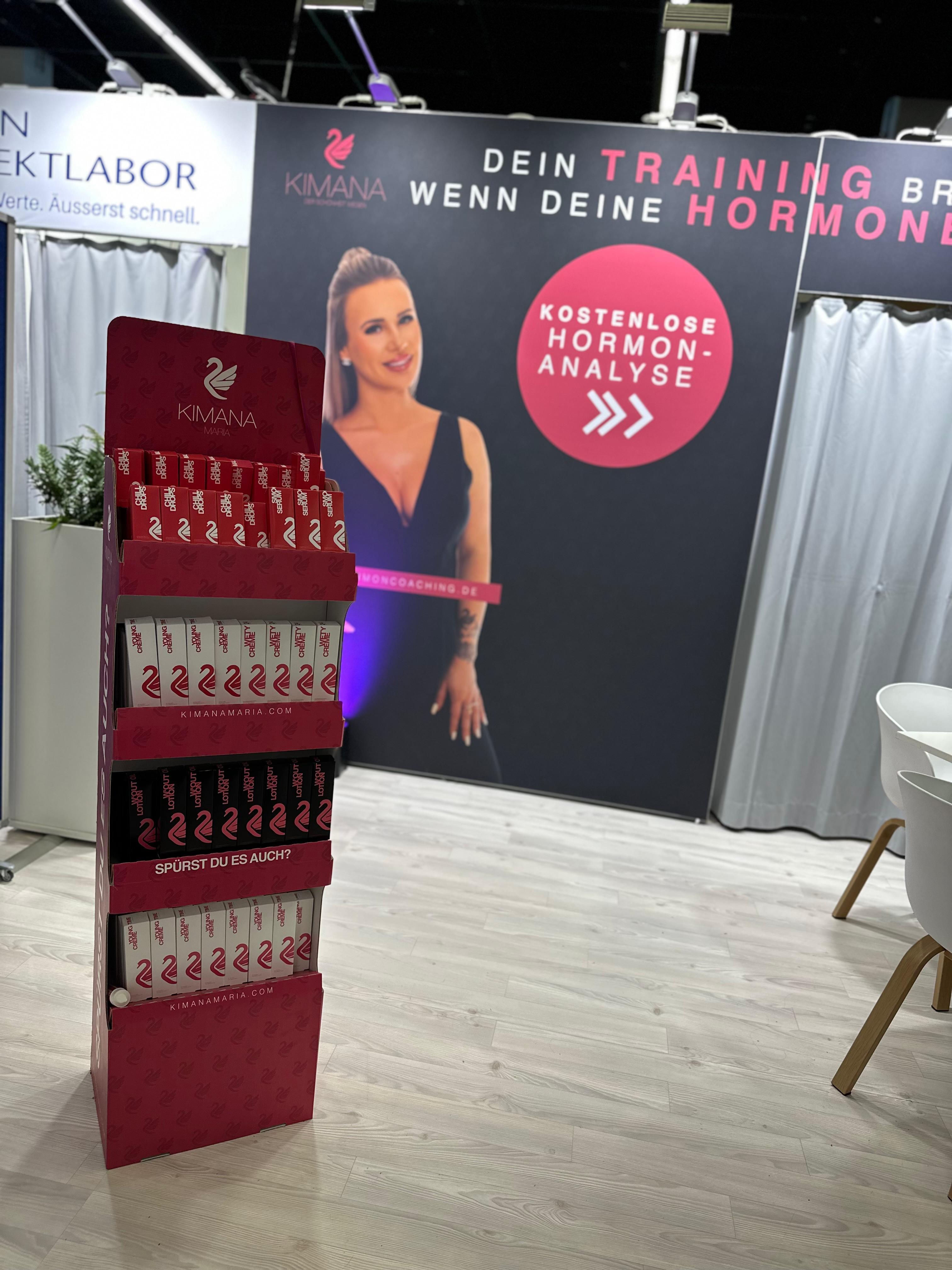 Kimanas Messestand auf der FIBO mit Produktdisplay