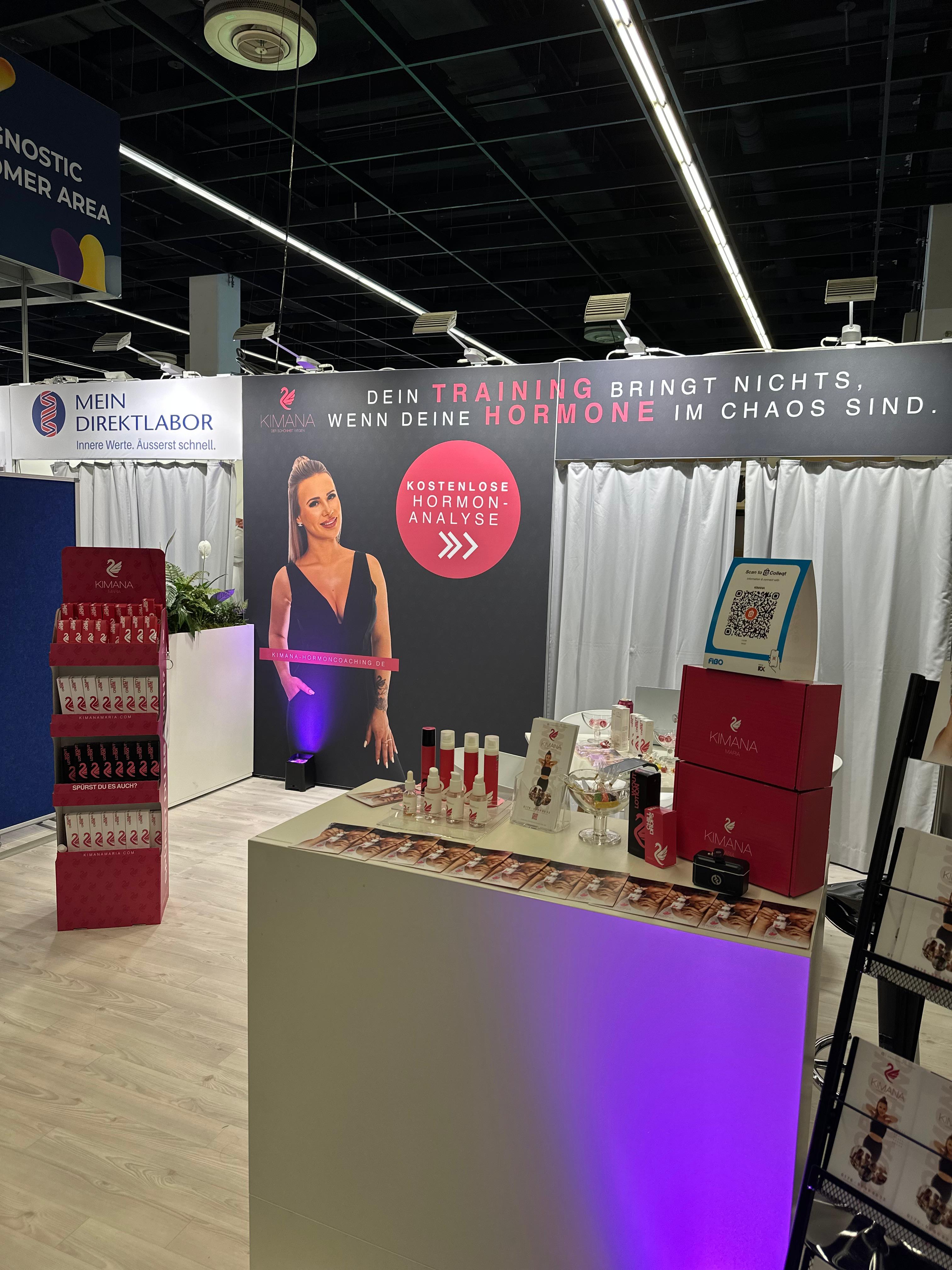 Messestand von Kimana mit Banner „Kostenlose Hormonanalyse“